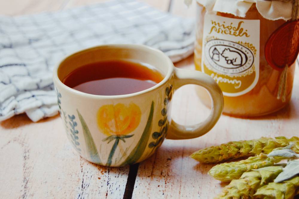 Gorąca herbata z miodem. W jakiej temperaturze dodać miód do herbaty?