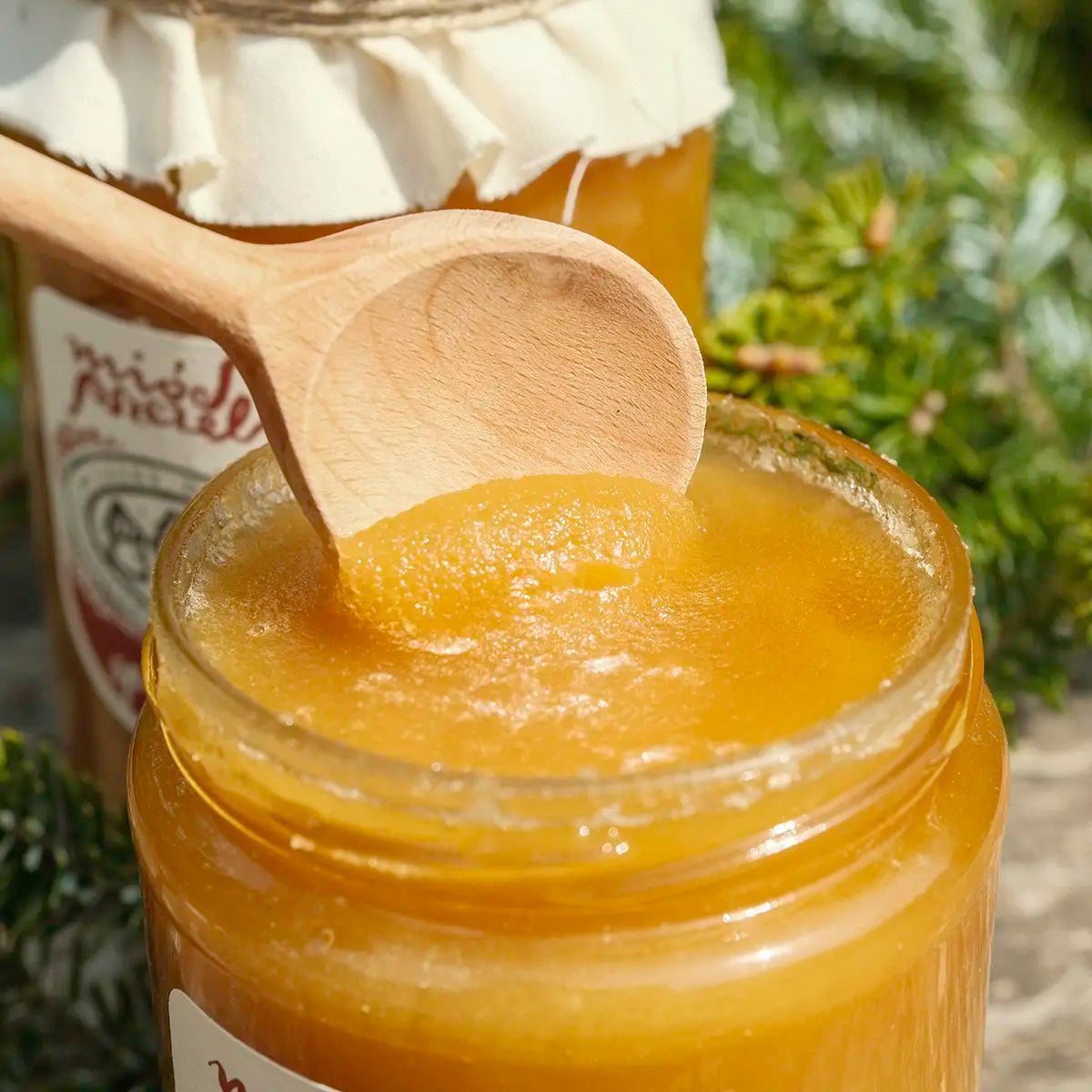 Miód na gardło. Czy rzeczywiście pomaga? Jak go stosować?