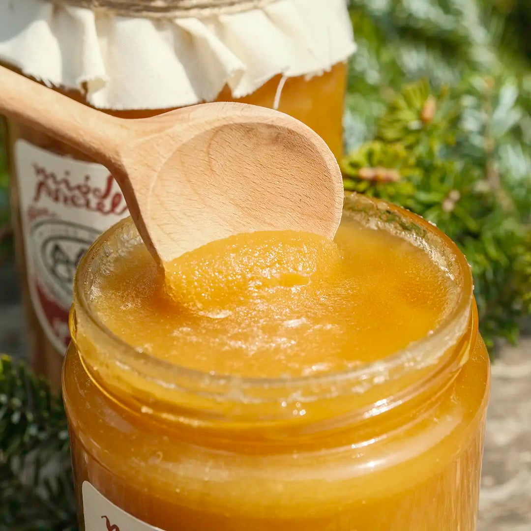 Miód na gardło. Czy rzeczywiście pomaga? Jak go stosować?