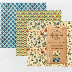 Woskowijki 3xM zapakowane w papierowe opakowanie. W tle rozłożone Woskowijki 3xM z widocznymi wzorami