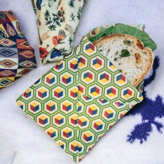 Kanapka zapakowana w woskowijkę: eko opakowanie do żywności z woskiem pszczelim