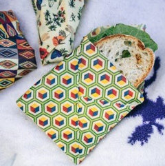 Kanapka zapakowana w woskowijkę: eko opakowanie do żywności z woskiem pszczelim