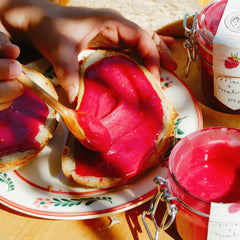 Kromka chleba smarowana miodem z malinami