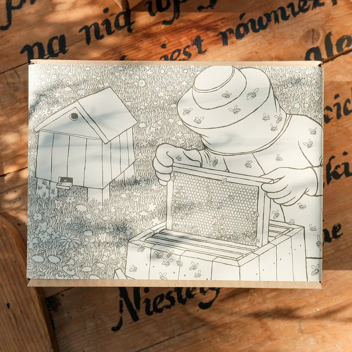 Ozdobne pudełko prezentowe Leśny Dwór z ilustracją pszczelarza w pasiece, opakowanie na zestaw z miodem
