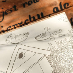 Pudełko prezentowe Leśny Dwór z autorską ilustracją pasieki i natury – opakowanie na zestaw z miodem.
