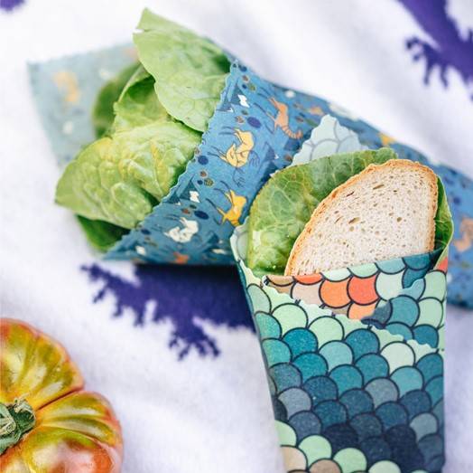 Kanapki zapakowane w woskowijkę: eko opakowanie do żywności z woskiem pszczelim